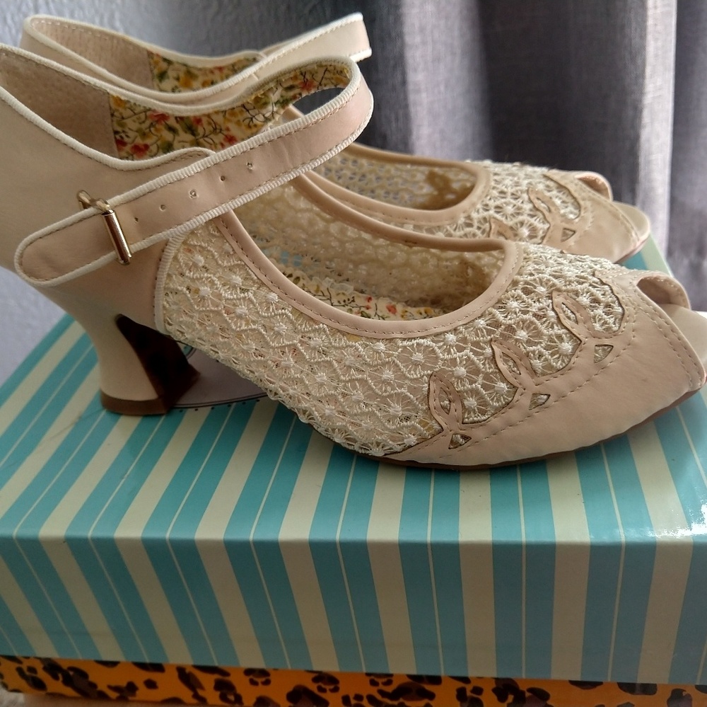 Lace Peep-Toed Retro Mary Jane Heels - Size 9